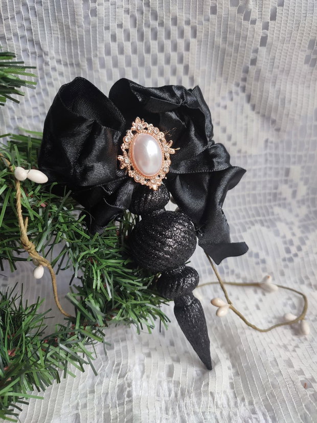 Glob Decorativ Handmade Stil Elegant cu Broșă Vintage și Fundă Satinată