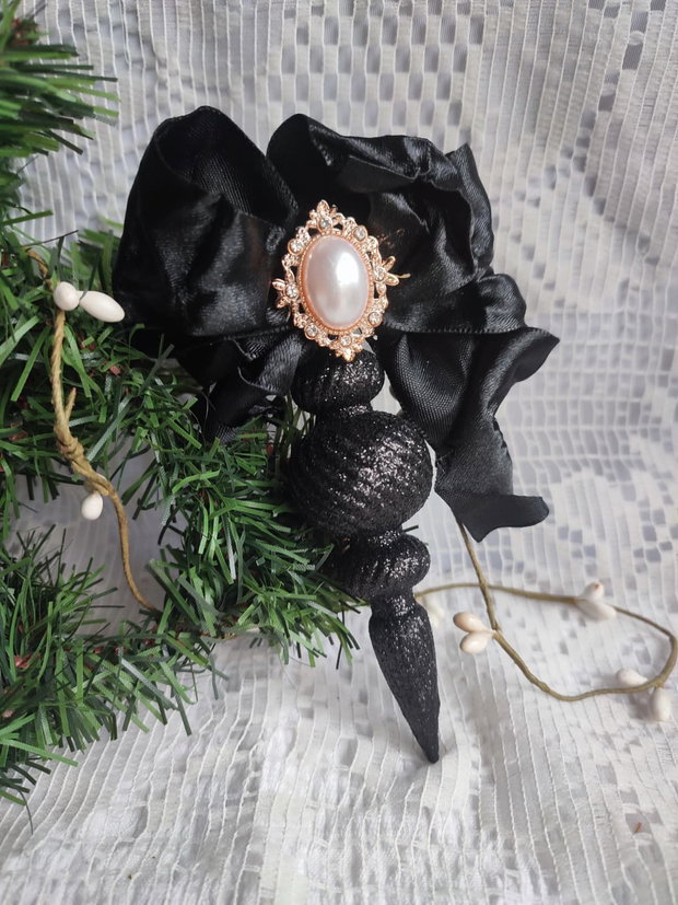 Glob Decorativ Handmade Stil Elegant cu Broșă Vintage și Fundă Satinată