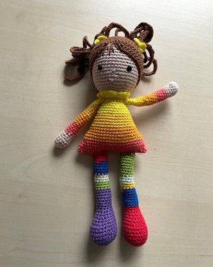 Amigurumi, fetita curcubeu, jucarie crosetata