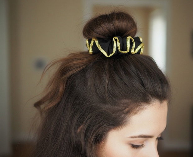 Scrunchie Negru Luxos din Jacquard cu Imprimeu Animal și Bordură Argintie și Aurie