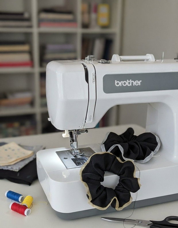 Scrunchie Negru Luxos din Jacquard cu Imprimeu Animal și Bordură Argintie și Aurie