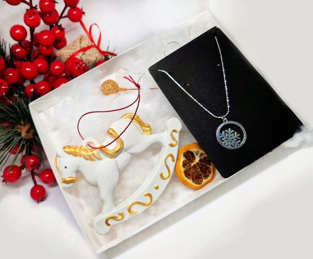 Christmas Gift Box: Calut din praf ceramic+ Colier din argint "Fulg de nea"