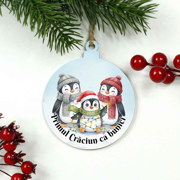 GLob lemn personalizat PRimul Craciun ca bunici - Pinguini