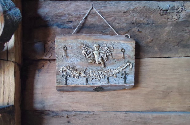 Cuier de perete handmade lemn vechi, înger și farmec rustic