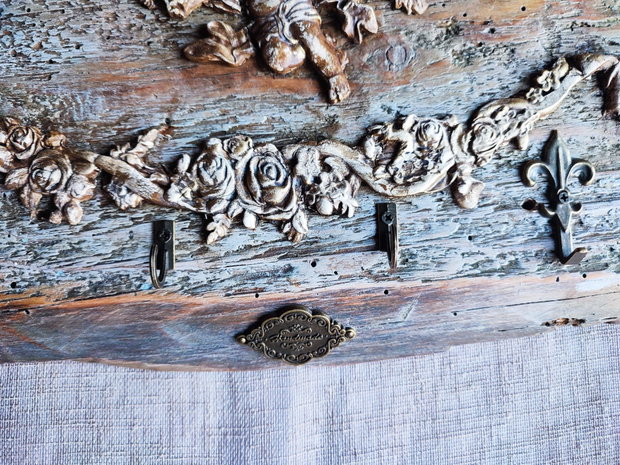 Cuier de perete handmade lemn vechi, înger și farmec rustic