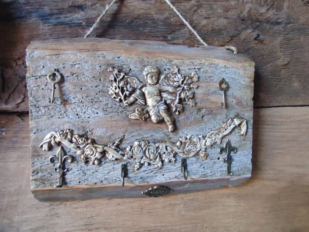Cuier de perete handmade lemn vechi, înger și farmec rustic