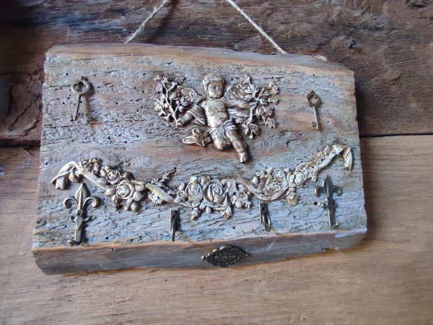 Cuier de perete handmade lemn vechi, înger și farmec rustic