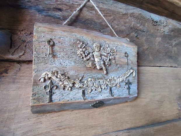 Cuier de perete handmade lemn vechi, înger și farmec rustic