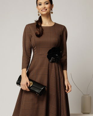 Rochie midi din stofa carou maro si finisaje negre