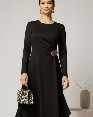 Rochie midi neagra clos cu accesoriu auriu in talie si pliuri