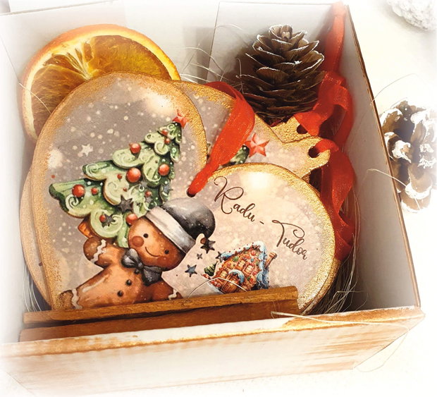 Set format din 5 decoratiuni din lemn, tema turta dulce