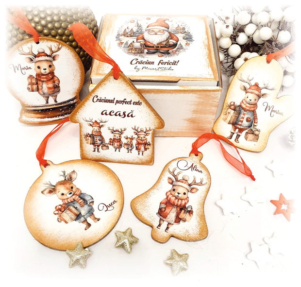 Set format din 5 decoratiuni din lemn, tema Craciun, Familie reni
