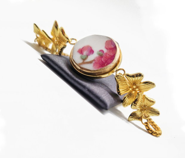 Bratara "Sakura" din fragment de portelan Limoges, inox auriu, alama si zirconia