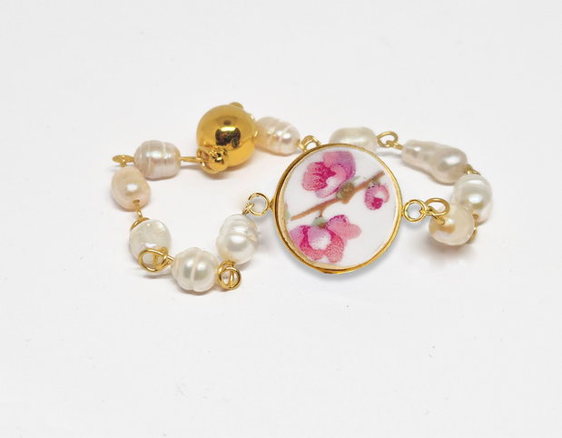 Bratara "Pearl Sakura" din fragment de portelan Limoges, inox auriu si perle de cultura