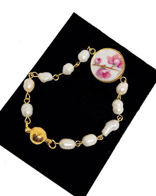 Bratara "Pearl Sakura" din fragment de portelan Limoges, inox auriu si perle de cultura
