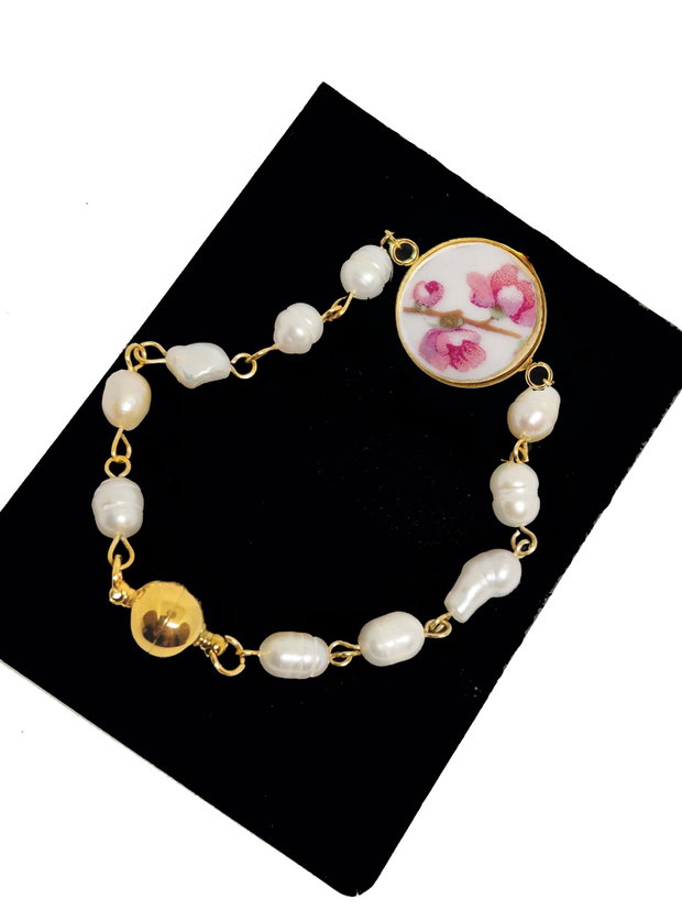 Bratara "Pearl Sakura" din fragment de portelan Limoges, inox auriu si perle de cultura
