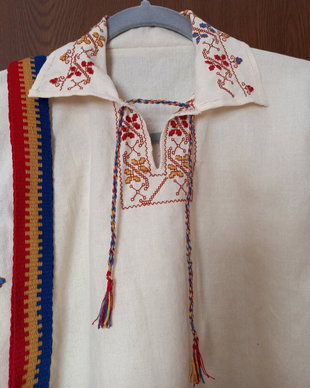 Cămașă tradițională de băiat și brâu tricolor
