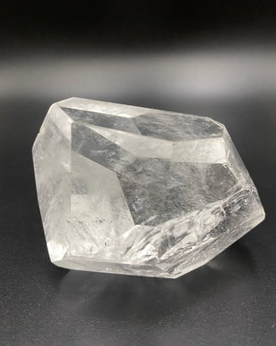 Cuart Transparent (Cristal de Stanca) - Forma poligonala piatra semipretioasa