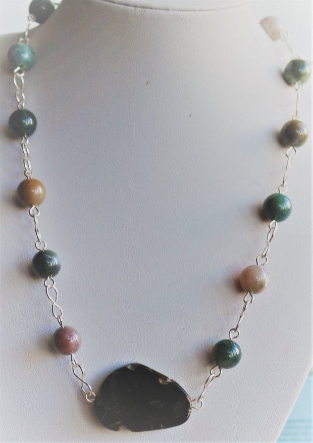 Set bijuterii handmade colier bratara si cercei din agate indiene si un pandantiv din lemn fosil de palmier