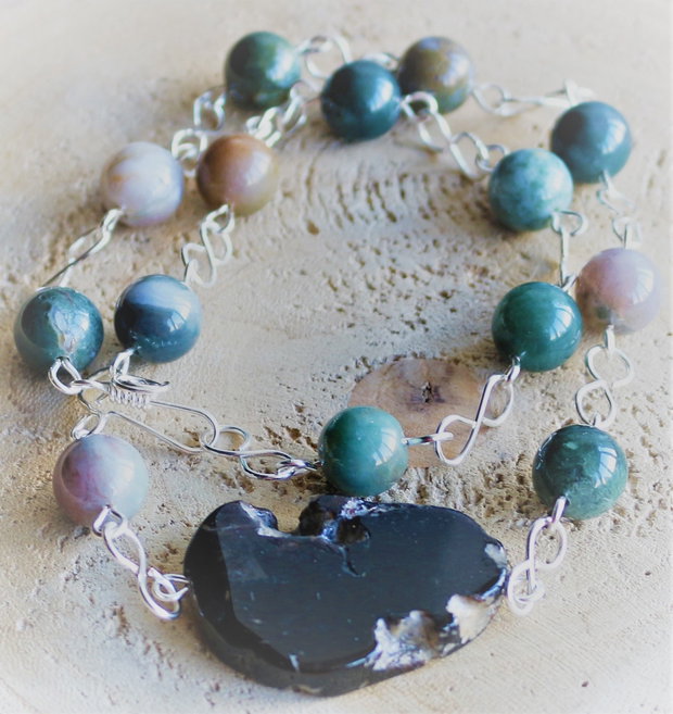 Set bijuterii handmade colier bratara si cercei din agate indiene si un pandantiv din lemn fosil de palmier