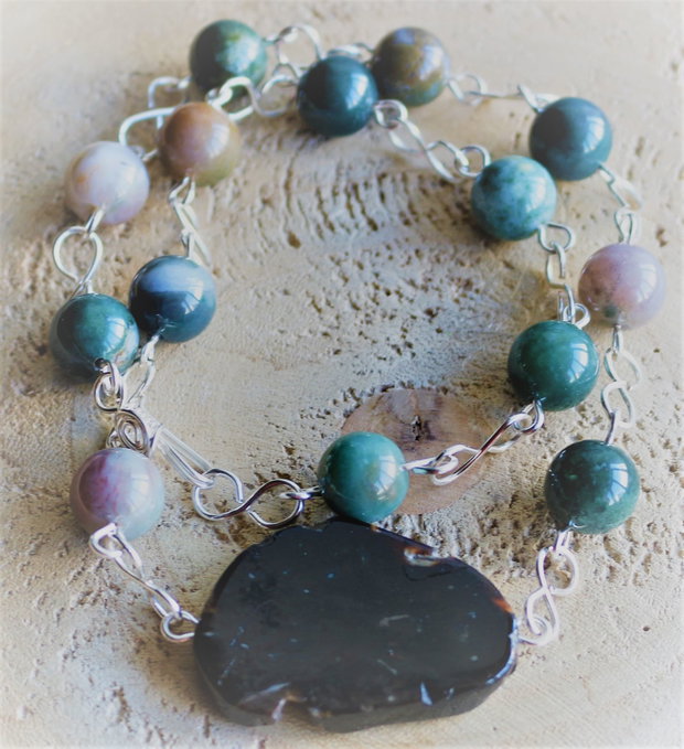 Set bijuterii handmade colier bratara si cercei din agate indiene si un pandantiv din lemn fosil de palmier