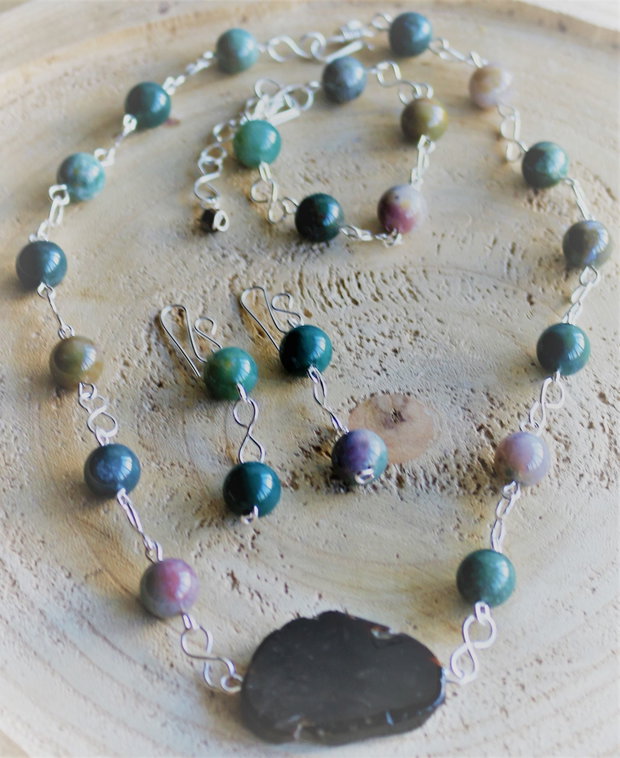 Set bijuterii handmade colier bratara si cercei din agate indiene si un pandantiv din lemn fosil de palmier