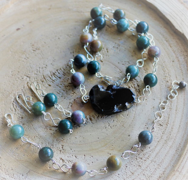 Set bijuterii handmade colier bratara si cercei din agate indiene si un pandantiv din lemn fosil de palmier