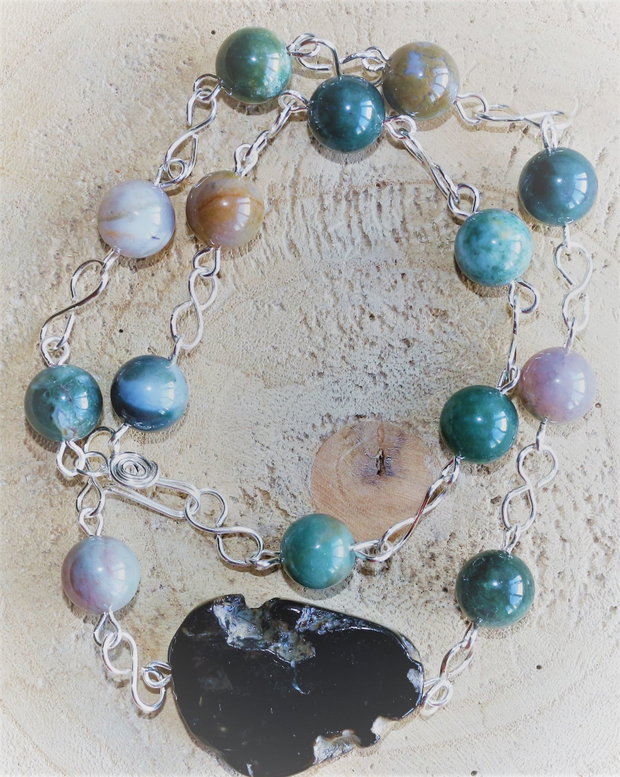 Set bijuterii handmade colier bratara si cercei din agate indiene si un pandantiv din lemn fosil de palmier