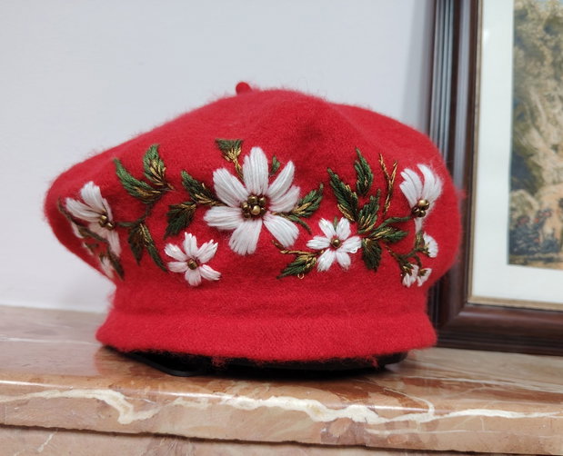 Bereta brodata rosie