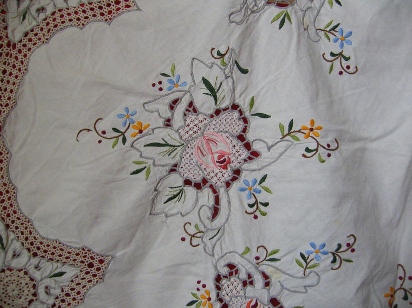 Fata de masa rotunda broderie