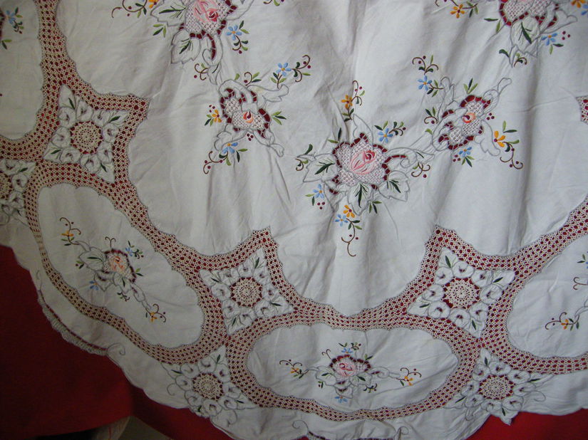 Fata de masa rotunda broderie