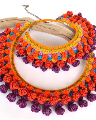 colier crosetat multicolor