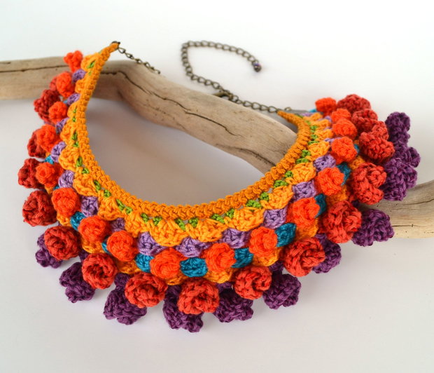 colier crosetat multicolor
