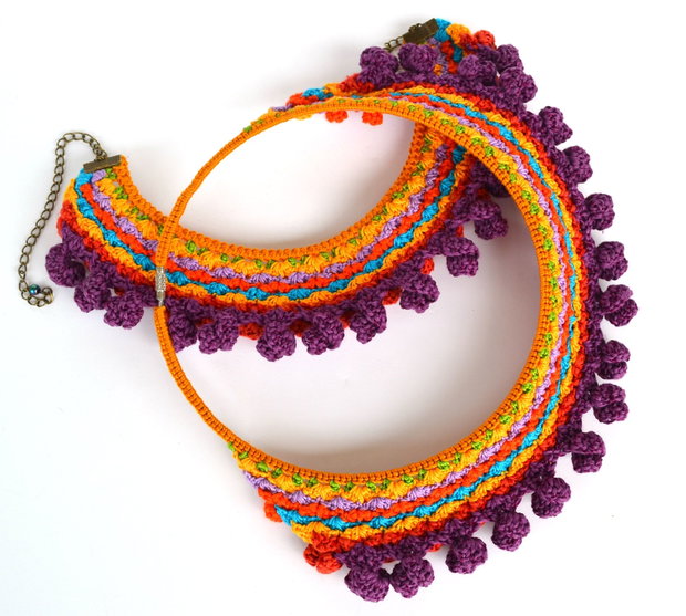 colier crosetat multicolor