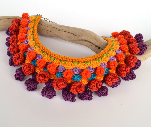 colier crosetat multicolor