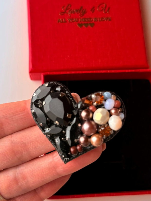 Broșa - inimioara , Broșa handmade inima cu perle, Pe verso, mesajele Sparkle every day , Love yourself , Shine on