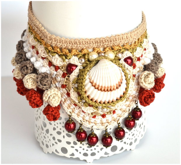Choker crosetat bej rosu cu scoica si perle