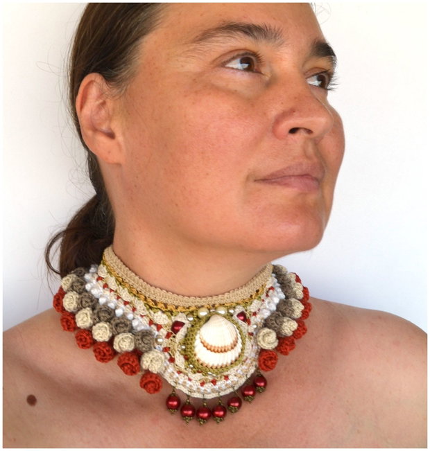 Choker crosetat bej rosu cu scoica si perle