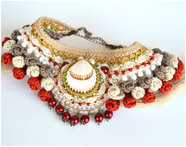 Choker crosetat bej rosu cu scoica si perle