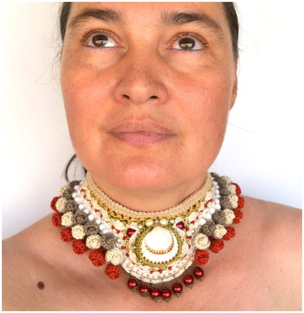 Choker crosetat bej rosu cu scoica si perle