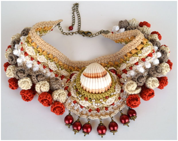 Choker crosetat bej rosu cu scoica si perle