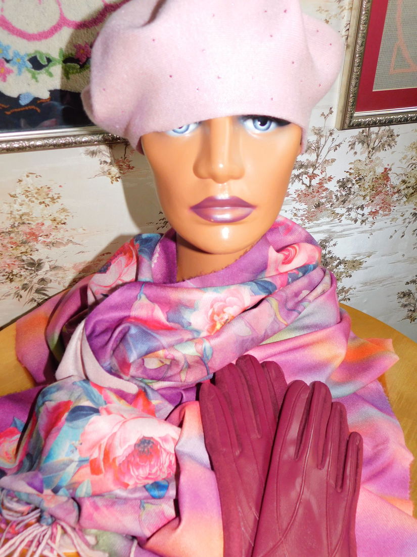 Basc, esarfa casmir , manusi , toate noi , set deosebit