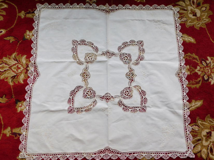 Fata de masa  vintage ,  ivoire , dantele , broderie ,  foarte  elaborata, neutilizata