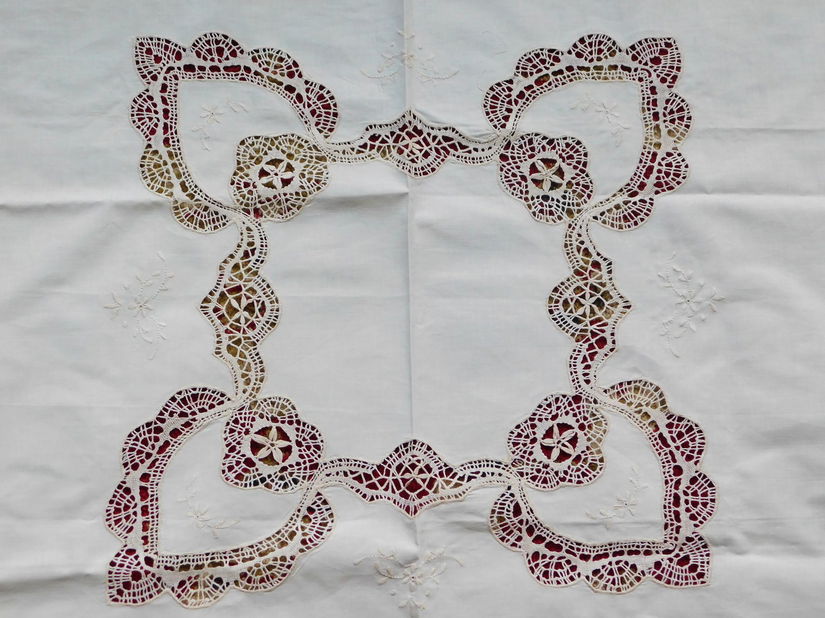 Fata de masa  vintage ,  ivoire , dantele , broderie ,  foarte  elaborata, neutilizata