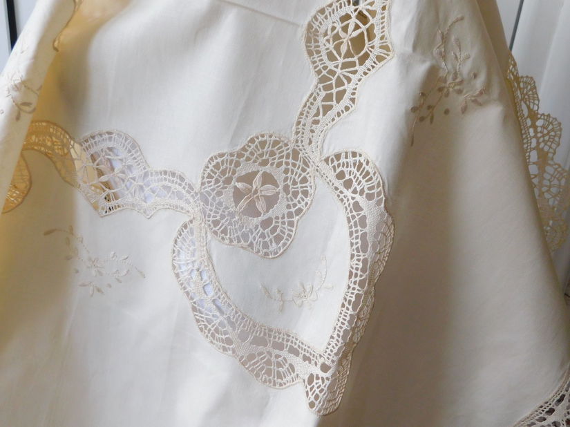 Fata de masa  vintage ,  ivoire , dantele , broderie ,  foarte  elaborata, neutilizata
