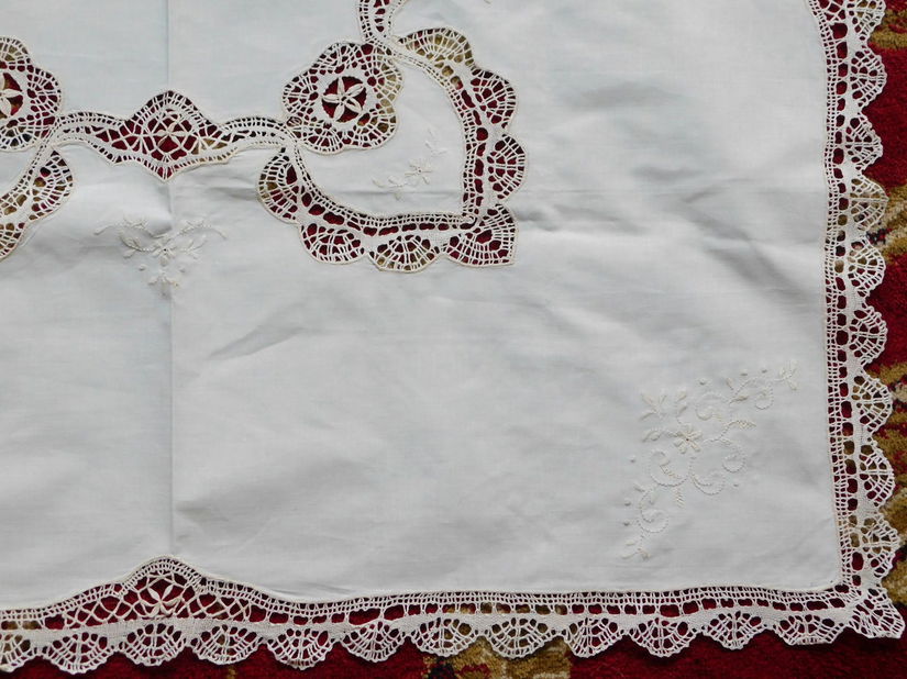 Fata de masa  vintage ,  ivoire , dantele , broderie ,  foarte  elaborata, neutilizata
