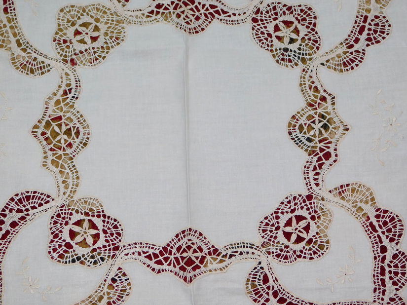 Fata de masa  vintage ,  ivoire , dantele , broderie ,  foarte  elaborata, neutilizata