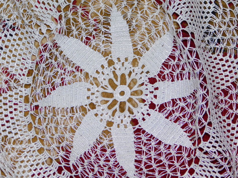 Fata de masa  interbelica , crosetata  cu fir de matase  in totalitate,