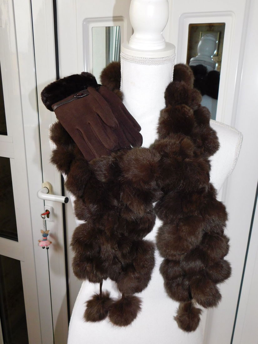 Esarfa noua blana iepure , maro, manusi noi maro asortate