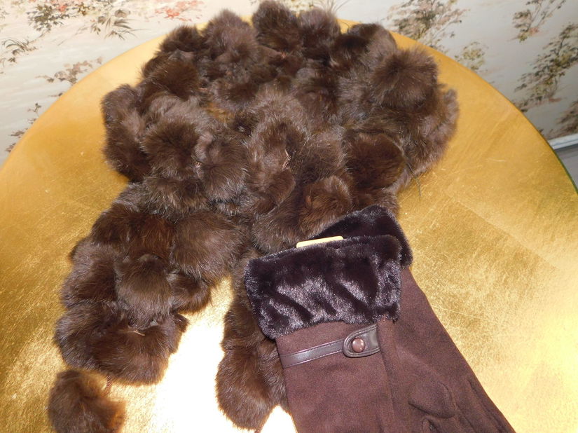Esarfa noua blana iepure , maro, manusi noi maro asortate
